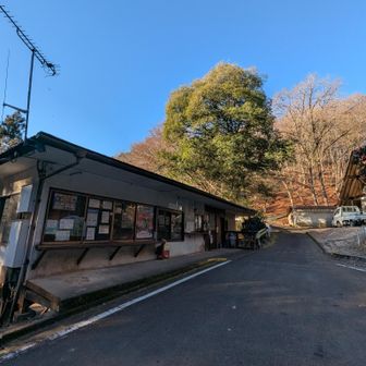 青少年旅行村第二駐車場からスタート。

栃木で言う少年自然の家的なヤツ？
少年自然の家といえば、林間学校で菊池君がふざけてバンガローの窓ガラスを割ったのに、「なんか最初から割れてたんです...」と報告するのを見て(それは無理があるだろ...)と小学生ながらドン引きしたのを覚えている。