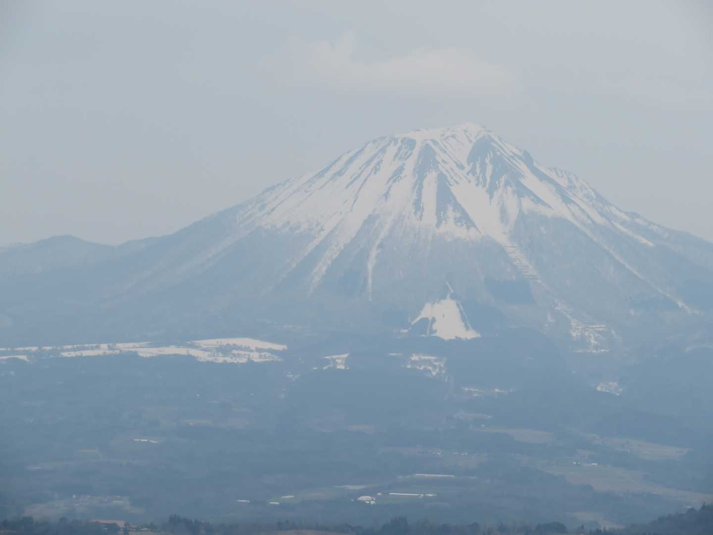 山頂から見た大山。
雪がとけてきてます。