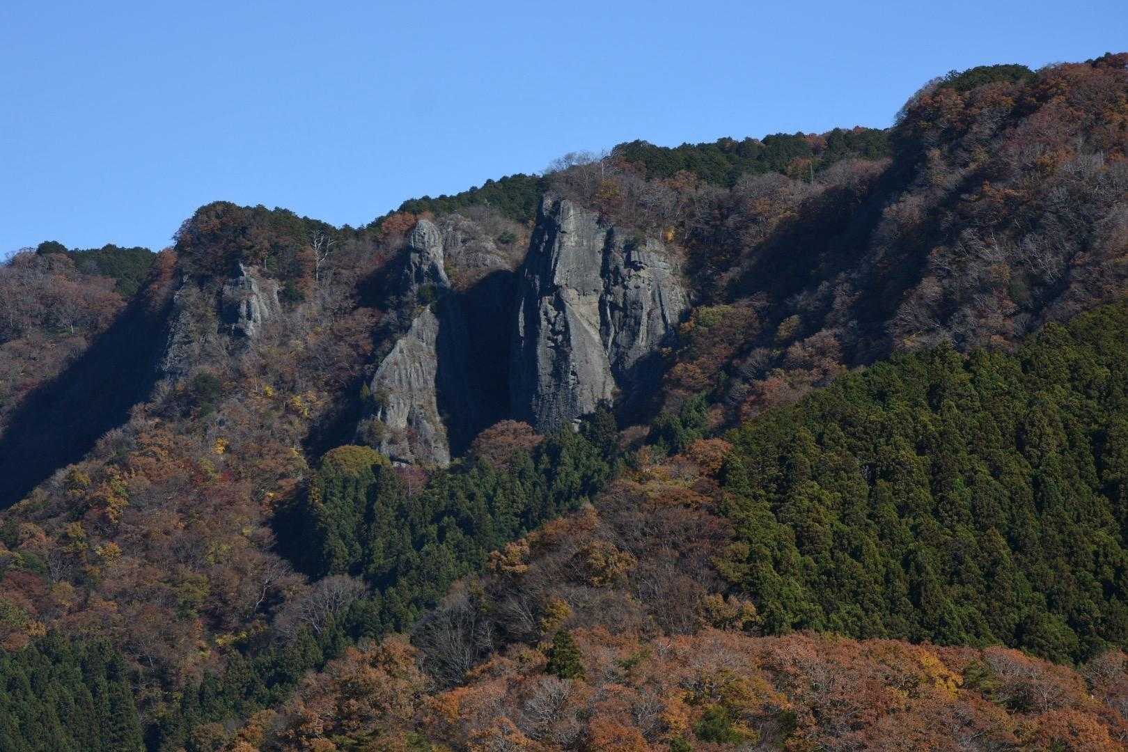 同じくアップで、鷹取岩、入道岩