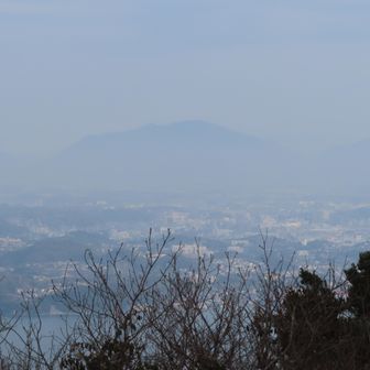 少し霞んでいた。うっすら見える下関竜王山