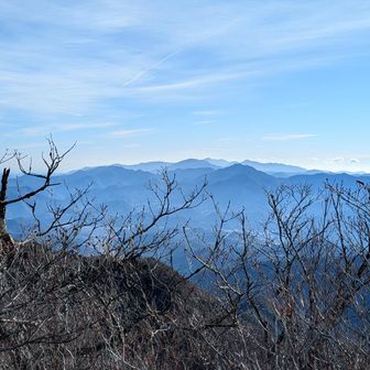 南アルプスの反対の山々は丹沢方面？
奥のトンガリは前回登った雲取山でしょうか？