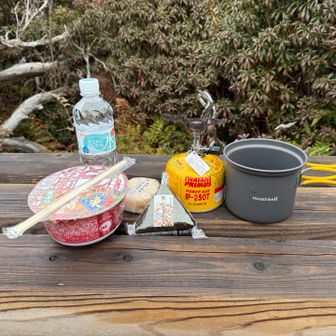 いざ、ランチ🍙
この先の棚場山まで行く予定でしたが、寒さに凍え、足場の悪さに疲労蓄積。
本日はここまで。