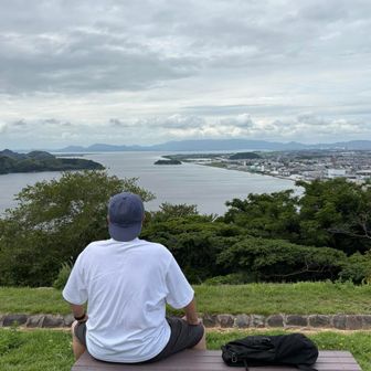 「城跡や　強き風受け　昔想う」