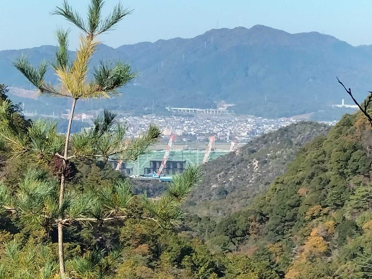 新名神の工事。奥は比叡山か蓬莱山か。