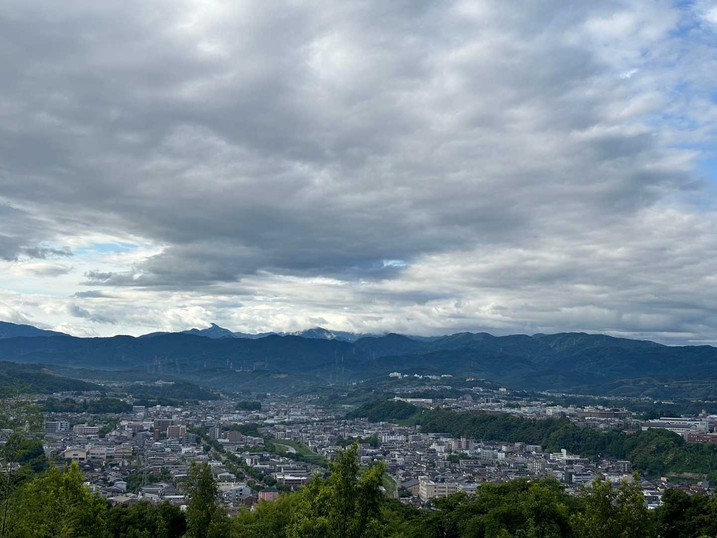 のんびり下りつつまた違う展望地からは白山方面👀白山は雲の中なのかな？
