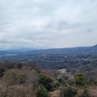 🗻が見える方向は
厚い雲が…
丹沢山塊は⛄かな～❔