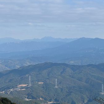 山頂からの展望。英彦山が見えます。