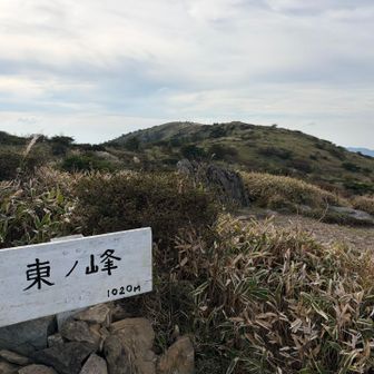 東の峰から天山を見る