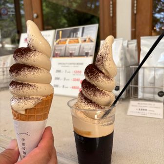 下山後に食べると決めてた、伊都岐珈琲屋さんのコーヒーソフトクリーム😋
ボリューム満点💯
映える写真を撮ろうと場所探ししてたら、せっかくのソフトが溶けてきた…やばい😱
とりあえず写真を撮り、溶けかけたソフトクリームを無事に美味しくいただきました〜😋