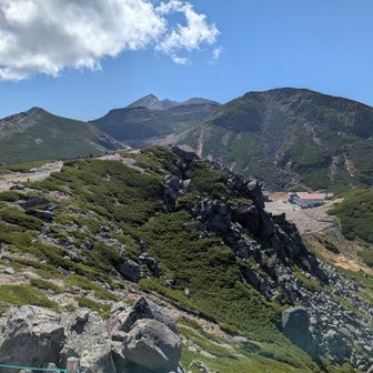 魔王岳山頂から見た剣ヶ峰の左右に富士見岳と摩利支天岳。それと畳平。