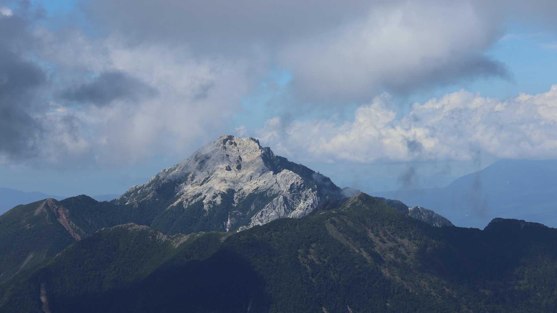 北岳 | 巨大な岩壁を抱く日本第2の高峰へ、池塘や花々に癒されながら挑むの写真