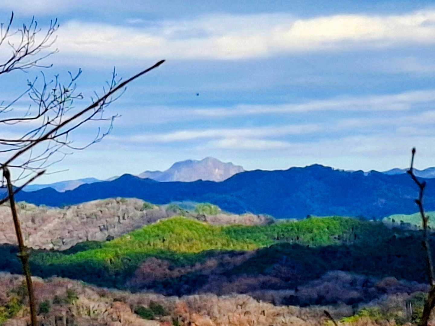 光の加減で数十秒毎に表情を変える奥久慈男体山🗻