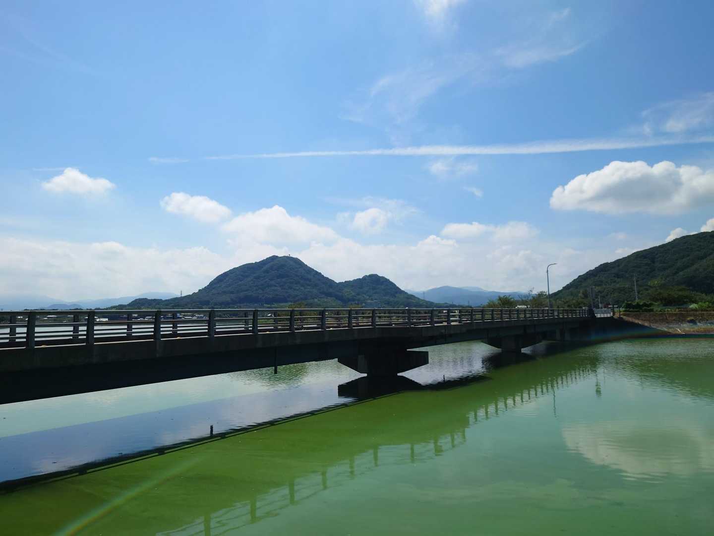 下りてきたらウワサ山が見える