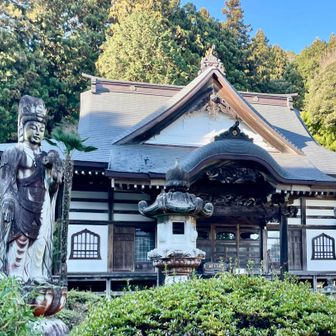 威厳ある山門の奥に古刹楞嚴寺
千両万両の赤い実が散見