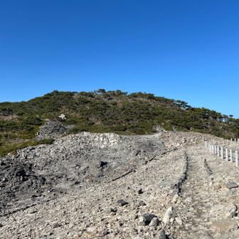 “丸山”の山頂は展望台の少し先の模様。登れる…？