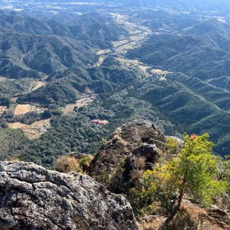 少し下の絶壁に降りることできます。
景色最高ですが、ゴールデンボールはスースーします。