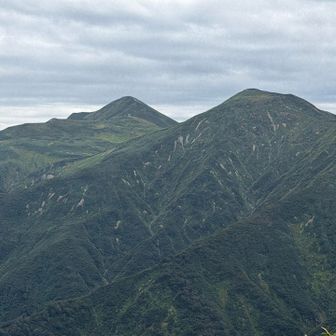 奥の大朝日岳、手前が西朝日岳