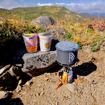 六沢山に戻り、山頂で早めの昼食。360度絶景な特等席。