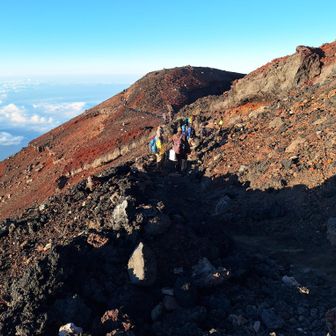 お鉢回りの登山道。
いつの間にか、指先の痺れは消えていた。