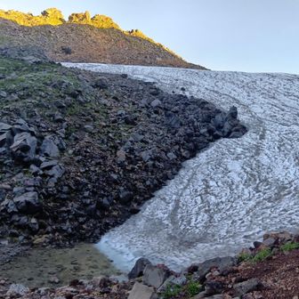 行きに間違えてこの雪渓途中まで来ちゃって危なかった。登山道にはなってるけど凍結してて真っ逆さまだょ。