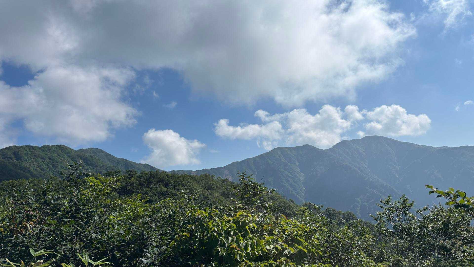 カバー写真。左が僧ヶ岳、右が越中駒ヶ岳。ヒデちゃん曰く、「遠いね」