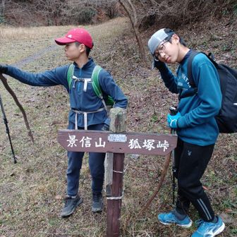 お楽しみのカップラーメンを目k全に、感無量の記念撮影。