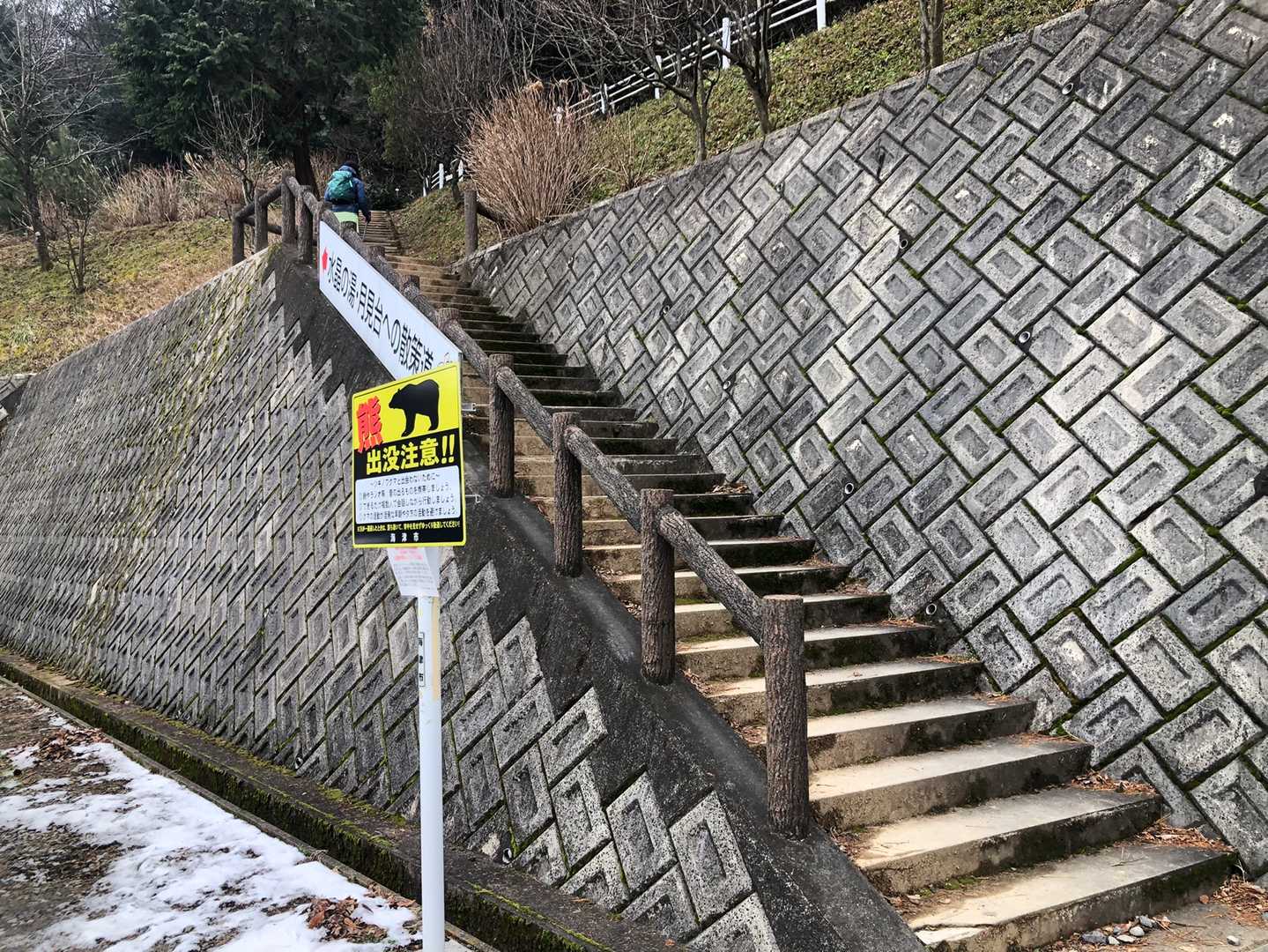駐車場脇の階段から登り始めます