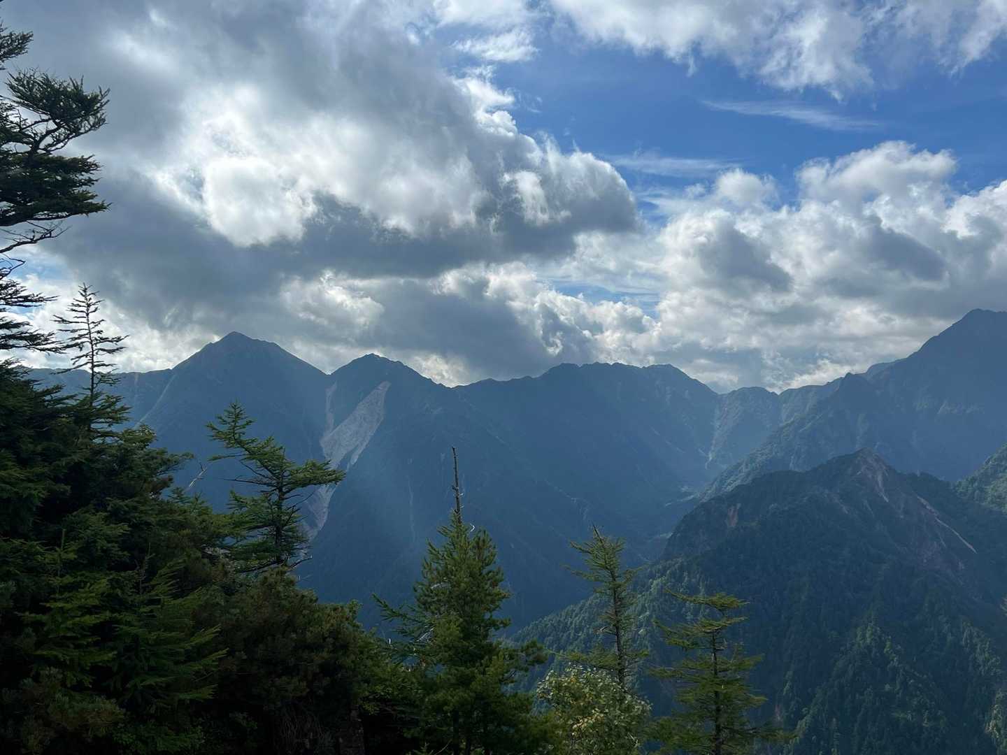 左から大天井岳〜牛首〜東鎌尾根かな😃