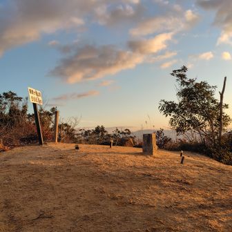 蕎麦ヶ岳　標高：556.9m

初日の出に照らされた蕎麦ヶ岳の山頂です。