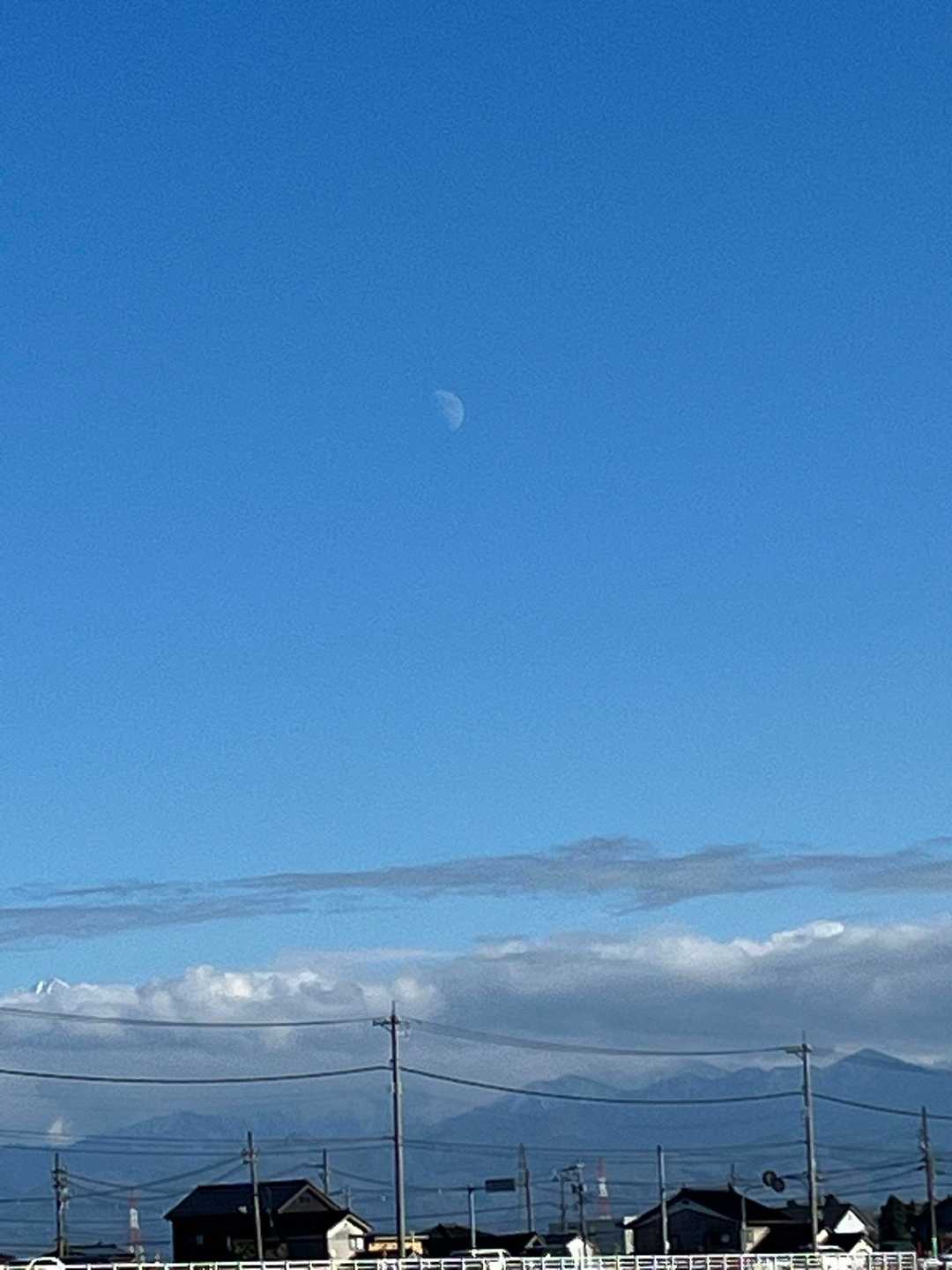 お月様が昇っている。