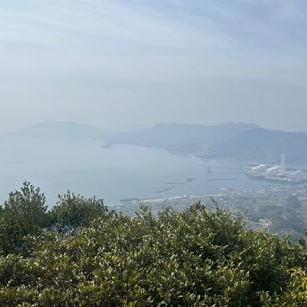 すぐ近くの海も霞んで見えますorz