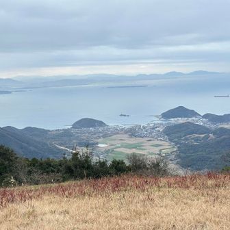 再び、鬼ヶ城に戻ってきて夜景ではない景色を眺める🖼️✨北浦スカイラインと同系統の宗像四ツ塚なんかが見えますね👀