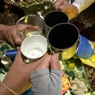 都城から来られて夕掛けでご一緒した方とも、小屋に戻って外飲み🍷