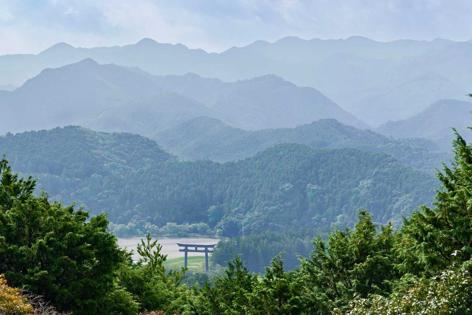 本宮の横から山道に入る
祓殿王子(王子は小さな神社の総称であり特に熊野権現の御子神を祀った場所)の横を通り、ちょっと寄り道展望台に行くと大斎原の大鳥居が見える
みんなこの風景を目指して歩くみたいだからやっぱり反対回りかな😅