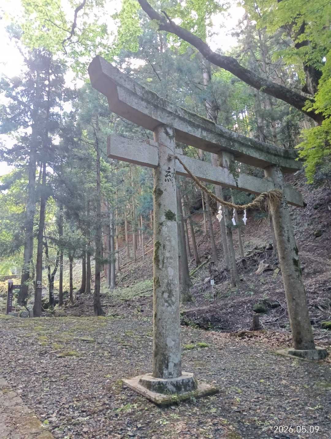 また鳥居見つけた👀
ここから橋を渡って山に入ります
