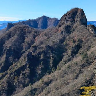 烏帽子岩と今日は行かない妙義山系最高峰の谷急山