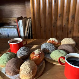 揚げパン🫓
思えばロールパンって一気に5個も食べないよね？
この量は食べ過ぎでは🐖？？