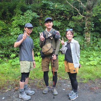 登山口でアンザイさんと
写真撮ってもらう🤭
バスも一緒でした