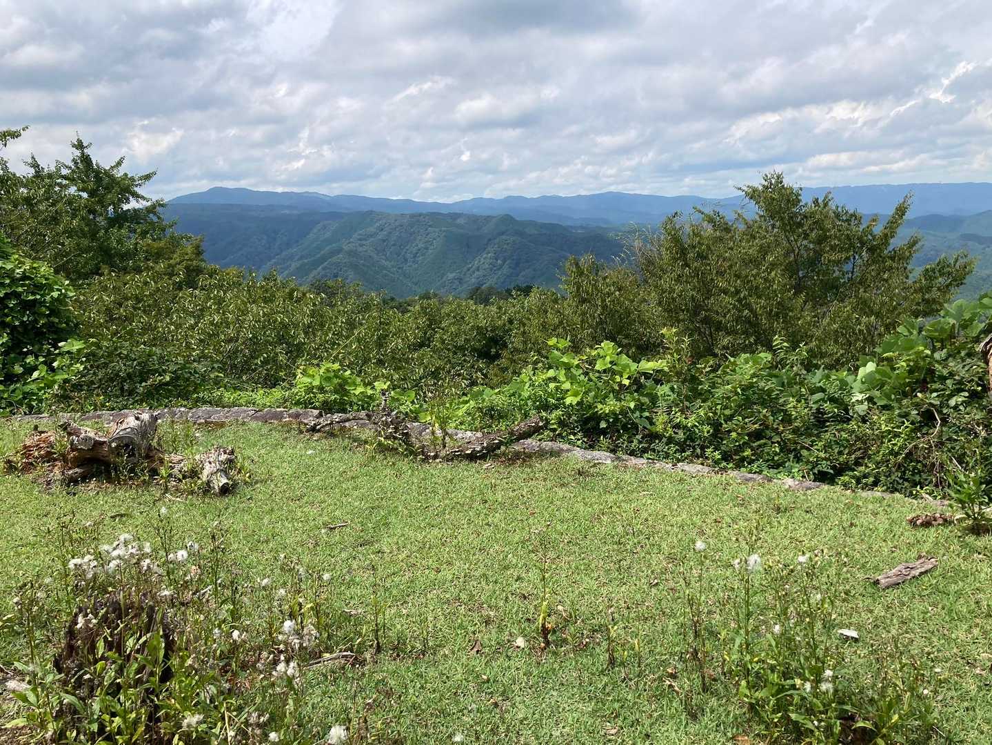 眺望イイです。
曽爾方面かな。
ベンチも沢山あります。