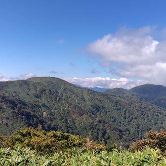小安岳山頂から、高松岳と山伏岳