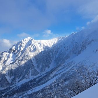 6合目まで戻ってきた
まだ山頂付近大荒れっぽい
🍙🥐休憩で、ヤレヤレ😌