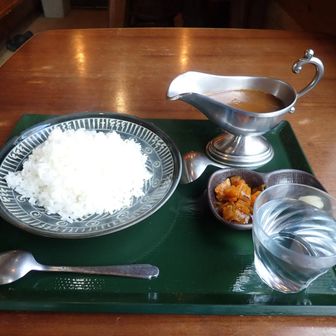 無事にカレーをゲット。お山でこの風情は贅沢。