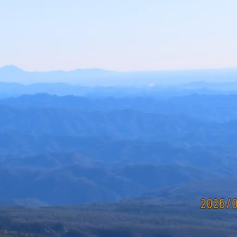 日光白根山とか皇海山の方向。
山の連なり。