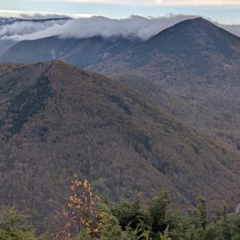 大小棧敷山、西篭ノ塔
奥に浅間山