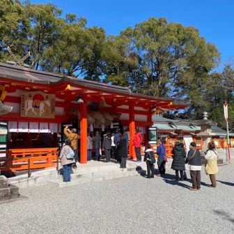 伊勢神宮のように参詣者は多すぎず、厳かな雰囲気がある。熊野三社はどこもそうだけど、この空気感がとてもいいと感じる😄境内では熊野恵比寿講の福笹や福熊手が販売されてます