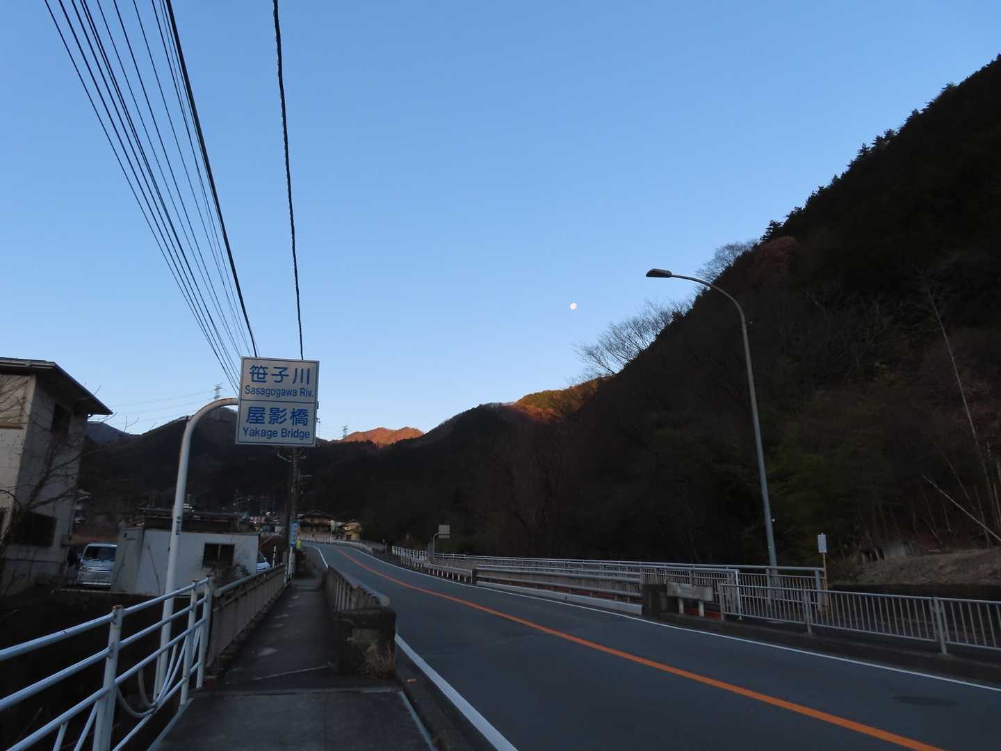 甲州街道を歩き、登山口へ向かいます。