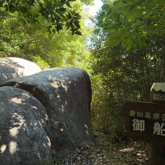 花崗岩質の山体。