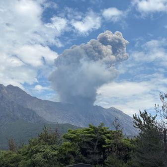 白い噴煙の間から突然上がった黒い煙💨