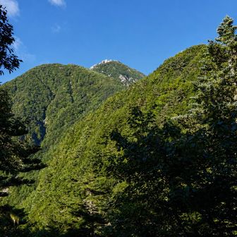 五合目から烏帽子(九合目)の姿。ひとつ手前に御来光場(八合目)、さらに手前が不動岩(六合目)。