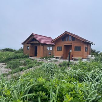 立ち寄ってないけど、避難小屋とトイレ。外観すごく綺麗だった